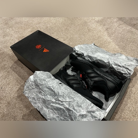 Adidas Ultraboost x Manchester United size 11.5 - Picture 5 of 7